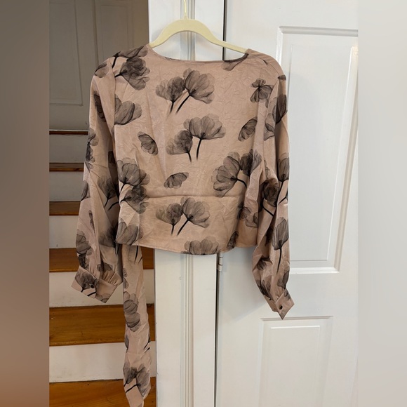 NKN Nekane floral blouse wrap - soft and silky Medium NWT - Picture 3 of 6